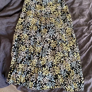 Blommig och somrig kjol från H&M  - Kjolen är i storlek 40 men den är lite mindre i modellen och skulle passa en M. För mig som är 165 så slutar den några centimeter över ankeln. Den är väldigt fin och luftig och perfekt till sommaren men tyvärr är den fel storlek på mig:(