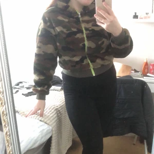 Hm hoodie armemönster  - Används få gånger. Inte min stil. Inga hål. Huva. Mysig och fluffig