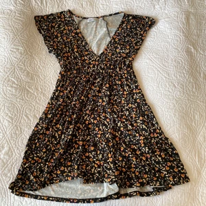 klänning från Urban - köpt hösten 2020, använd endast en gång så är i toppenskick!