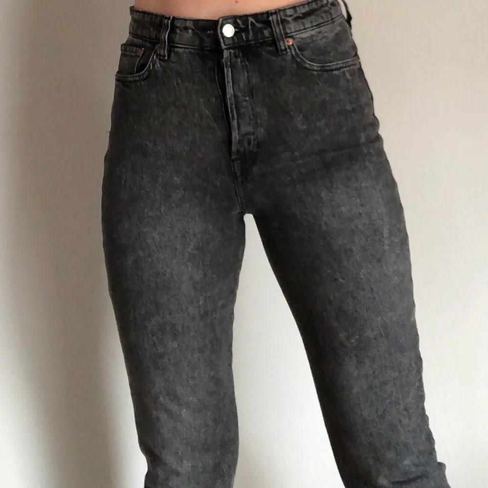 Använda 2 gånger, gråa jeans som går till anklarna . Jeans & Byxor.