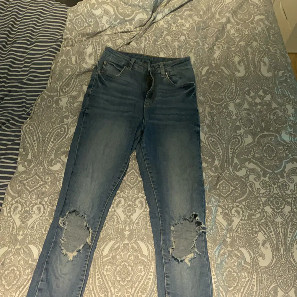 Högmidjade jeans storlek 36, köpt för 500kr säljer för 100kr + frakt. Hålen är lite utslitna men inte så att man tänker på det . Jeans & Byxor.