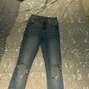 Högmidjade jeans storlek 36, köpt för 500kr säljer för 100kr + frakt. Hålen är lite utslitna men inte så att man tänker på det 