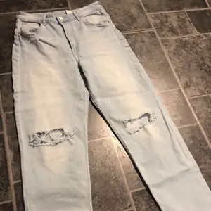 Säljer dessa väldigt fina ljus blåa jeans med håll i knäna från H&M i storlek 170 eftersom dom har blivit för små för mig. Endast andvända några få gånger och är som nyskick. Priset kan diskuteras och köparen står för frakten.
