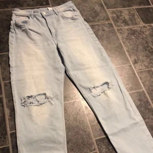 Snygga jeans från H&M i storlek 170 - Säljer dessa väldigt fina ljus blåa jeans med håll i knäna från H&M i storlek 170 eftersom dom har blivit för små för mig. Endast andvända några få gånger och är som nyskick. Priset kan diskuteras och köparen står för frakten.