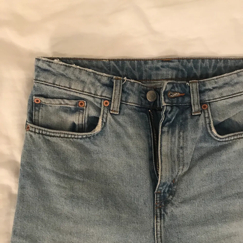 Säljer nu mina weekdays jeans modell Voyage i stl 27/30 då dom tyvärr blivit för små. Superfina nu till våren, färgen görs bäst på sista bilden! 200 kr exklusive frakt! . Jeans & Byxor.