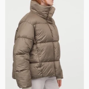 Pufferjacket H&M - Hej! Säljer en helt ny slutsåld pufferjacket ifrån H&M. Beställdes innan den tog slut, så endast testad !!            Den är i färgen khakigrön i storlek M. Anledningen till att jag säljer jackan är för att den är för stor för mig 🥰.                                   Skriv privat eller lägg bud i kommentarerna !!!                                                                    Ledande bud ligger nu på 250+frakt!