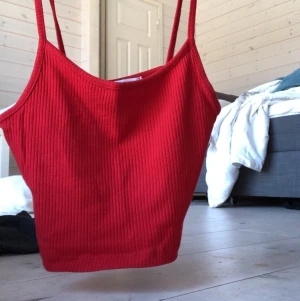 Rött linne - Används inte, tvättas innan postningen, kan byta men då måste du betala frakten. Jag betalar inte frakten. Priset kan förhandlas vid affär inom 12 timmar