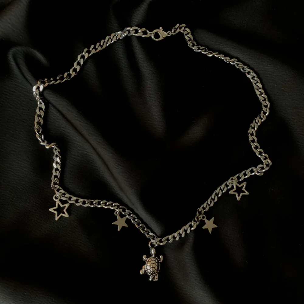 Ett snyggt stilrent halsband med en sköldpadda som motiv 🐢✨🤩. Accessoarer.
