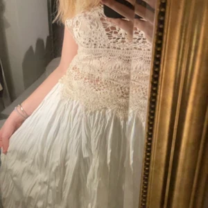 🎲KJOL🎲 - Lång  plisserad vit kjol köpt i Hongkong