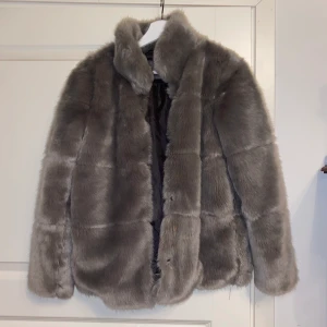 Pälsjacka grå strl S - Säljer min fina pälsjacka från vero moda i storlek S, finns en liten fläck men den går lätt bort i tvätten