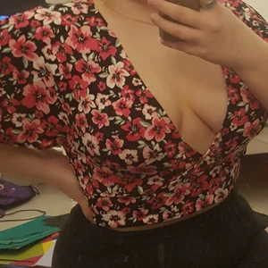 Blommig topp - Helt oanvänd. Prislapp kvar. 