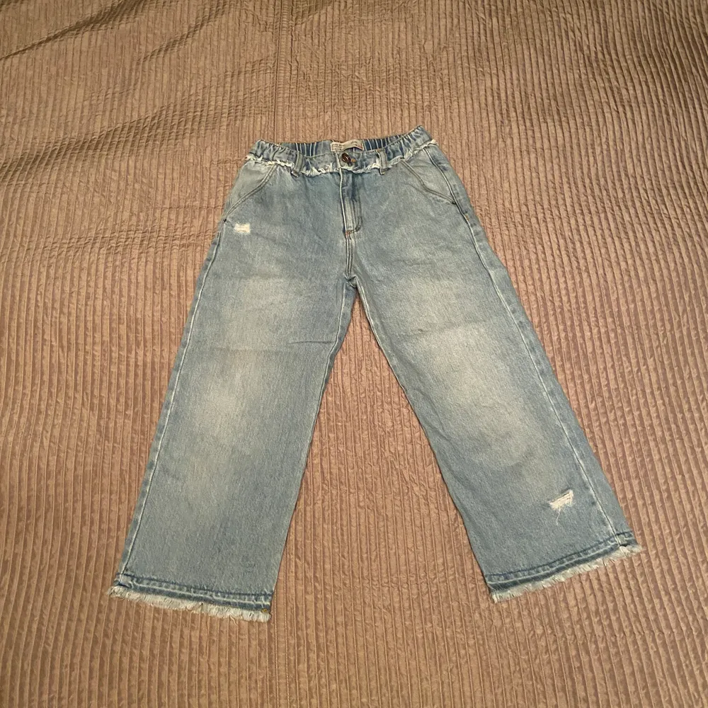Säljer dessa vida ljusa jeans ifrån Zara, köpt på barn men passar XS:). Jeans & Byxor.