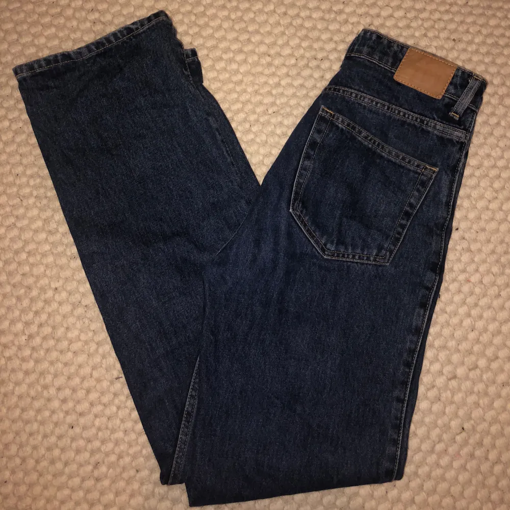 Hej säljer dessa superfina jeans från weekday som är i perfekt skick det finns inget att anmärka på. De är i den populära modellen rowe och i storleken 25/32. Frakt står köparen själv för annars kan jag mötas upp i stockhom city ☺️. Jeans & Byxor.