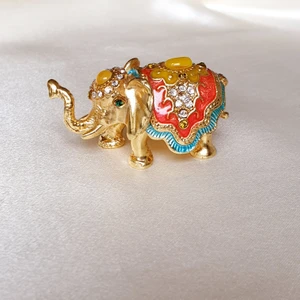 Elefant accessoar  - 💛FÖRST TILL KVARN💛 En liten jättesöt & dekorativ elefant. Köpte den som en souvenir från Dubai😍 Guldfärgad järn, täckt av pärlemor, små kristaller & drag som påminner om kulturen. Som en liten ask avsedd för små örhängen vid nattduksbordet, eller som dekoration✨Vill bli av med ASAP! 💕
