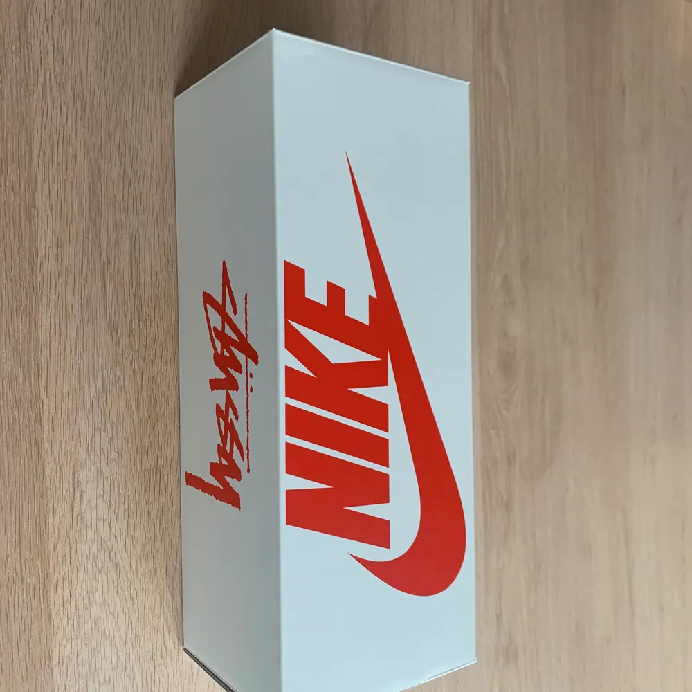 Nike Benassi Stussy Tofflor fabriks nya tofflor oanvända. Vunna på en raffel från Nike Snkrs. Storlek 42,5 EU. Kontakta mig för fler bilder!. Skor.