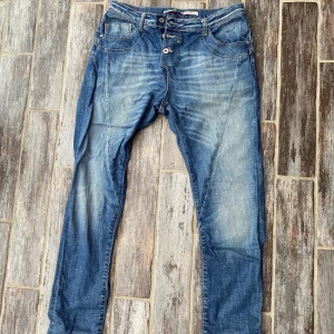 Please jeans - Jätte fina oanvända pleasjeans i storlek M, kan köpas direkt för 300kr. Annars börja bud på 100kr.  Kan mötas upp i Helsingbor/ Båstad men även frakta. Köparen står för frakten då och endast swich🤎