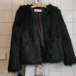 Faux fur Ivy Revel  - Svartblågrön kort fuskpäls från Ivy Revel. Står 34 men hade passat en 36. Varm och mk fin skiftning I färgen. Säljes pga alldeles för liten. 