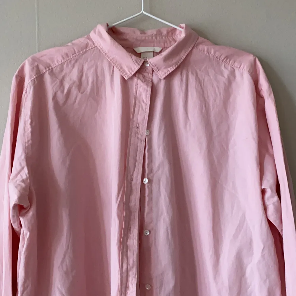 En rosa lång tröja ifrån HM, skjortan har bredare ärmar. Skjortan är i bra skick. . Skjortor.