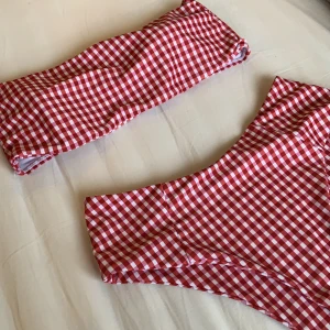 Rutig bikini  - Fin röd vit rutig bikini från Zaful. Köpt förra sommaren & knappt aldrig använd. Tvättas såklart vid köp💕.                        Buda i kommentarerna 🥰 Budet ligger just nu på 120kr. Avslutas Tisdag kväll 23/2 20.00