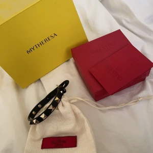 Valentino armband - Säljer mitt sjukt fina efterfrågade valentino-armband. Säljer pga av att den inte kommer till användning längre. Fint skick! Köpt på MyTheresa för 1500kr. Kontakta mig vid intresse.