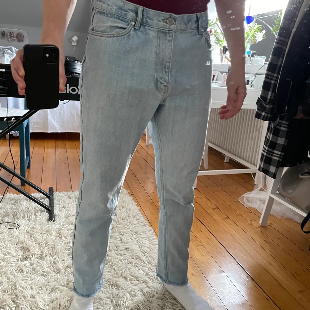 Ljusblå jeans från H&M, klippta i benen. Jeans & Byxor.