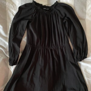 Svart blus från Ruth & circle i stl 38 - Svart blus från Ruth & circle i stl 38, stretchigt material då det sitter en resår isydd upptill och även i midjan så den får ett fint fall . Säljer den knappast använd då den är för stor för mig. 