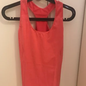 Träning top XS - Träning top Storlek XS  Som ny, använd bara 1-2 gånger. Pris: 50 kr + frakt