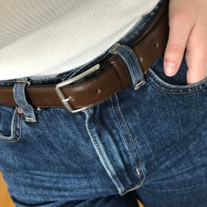 Skärp Massimo Dutti - Jättefint brunt skärp från Massimo Dutti. En skada finns på insidan av skärpet mot slutet.