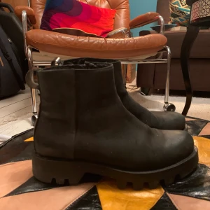 Kobler skor  - Super sköna och fina Kobler skor. De är inköpta på Scorett förra året för 900kr. Använda 5-6 gånger, sulan är som ny som ni ser. Passa på och fynda! Tyvärr är de för stora för mig.