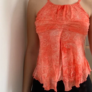 Trendig topp - Topp i meshtyg. Banden är justerbara.