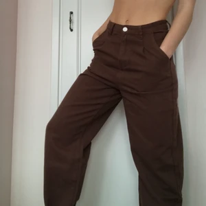 bruna jeans - säljer mina skit snygga bruna jeans 🤎 dem passar mig som har storlek 36 såå fint på rumpan och i midjan 🦋 dem är helt nya och jag säljer dem för att dem är lite långa i benen på mig som bara är 160, skulle passa bra på 165- 170 skulle jag tro ✨