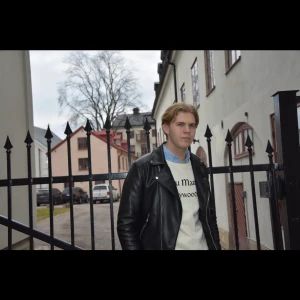 Gucci Chataeu Marmont Sweatshirt - Hej. Jag köpte denna tröja från Gucci i Stockholm under April 2019, men har hängt i garderoben sen dess. Inköpt för runt 9000 kr. Givetvis äkta, och om lådorna hittas följer de med om det så viljas. Kvitto saknas tyvärr. Storlek L