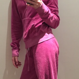 Juicy couture sett - Juicy sett i bra skick. Blixtlåset fungerar bra och finns inga hål eller fläckar. Skulle säga strlk 165 ungefär. Säljer pga av att jag inte fått användning för den. Härlig magenta rosa färg. Nypris 2500kr. Frakt ingår:)