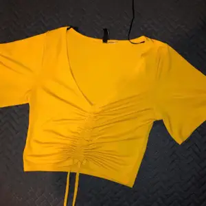 Så skön gul tröja passar med allt 