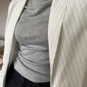  Kavaj   - En kavaj från Nelly trend:) Detaljerna är gråa och passformen är ”normal”. Den har endast använts en gång och har inga märken eller fläckar!! FRAKTEN INGÅR!!!