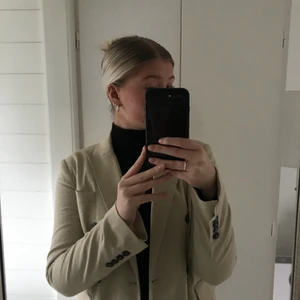 Beige kavaj - Svin ball kavaj i jättefint skick (som ny). Använd 2 gånger, säljer den för att den tyvärr inte kommer till användning längre 💕