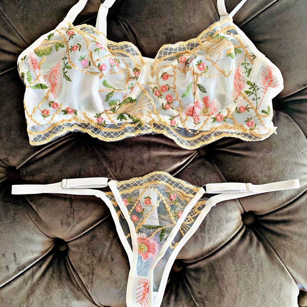 Väldens finaste sett med trosa och bh. Jag är beroende av att köpa underklädessett och ibland passar de inte mig. Fråga gärna för fler bilder. Trosorna är string. I storlek s. De passar tyvärr inte mig. Helt oanvända. Fråga gärna för mer info🥰. Övrigt.