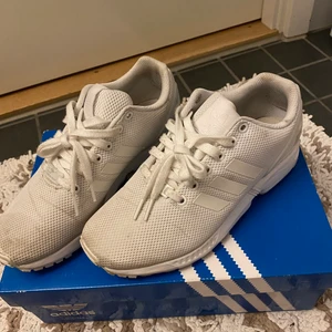 Adidas flux vita - Vita adidas flux som är använda fåtal gånger. Storlek 39 1/3