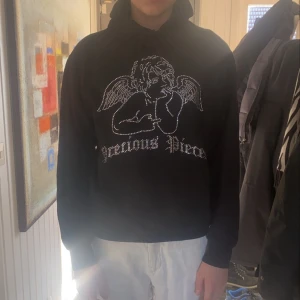 Precious pieces  - Säljer min precious pieces hoodie med rhinestones pga att jag tycker den är för liten. Är ca 175 m. Nypris 800 + tull, säljer för 300 + frakt. Buda i kommentarerna om fler är intresserade höj med 20 kr per budning. Högsta bud: 400 kr