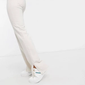 Jeans med slits - Säljer nu mina jeans från pull and bear då de tyvärr var för stora för mig. Aldrig använda men prislapp borttagen. Verkligen skitfin färg och modell och så snyggt med slits längst ner! köpta för 419kr på asos. Storlek 42 men väldigt små i storlek så passar också 38/40 