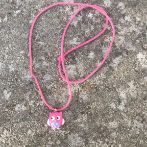 Halsband - Här är ett jättegulligt halsband som nästan är helt oanvänt . Självaste halsbandet är gjort av ett tygsnöre. Kontakta mig endast om du är intresserad!💗