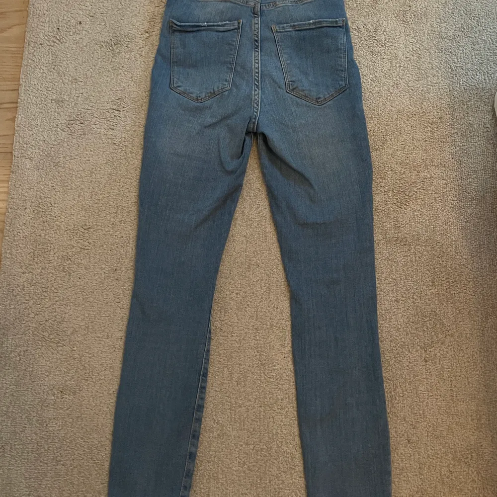 Skinny jeans från Gina Tricot, använd ett fåtal gånger med bra skick. Är 175 cm och på mig har de blivit ganska korta, men det är mycket stretch i dem. Köpta för cirka 500-600kr, utgångspris är 140kr. Kan skickas mot fraktkostnad men vet ej exakt vad priset på frakten är så det som skrivs som fraktkostnad är inte 100%🥰. Jeans & Byxor.