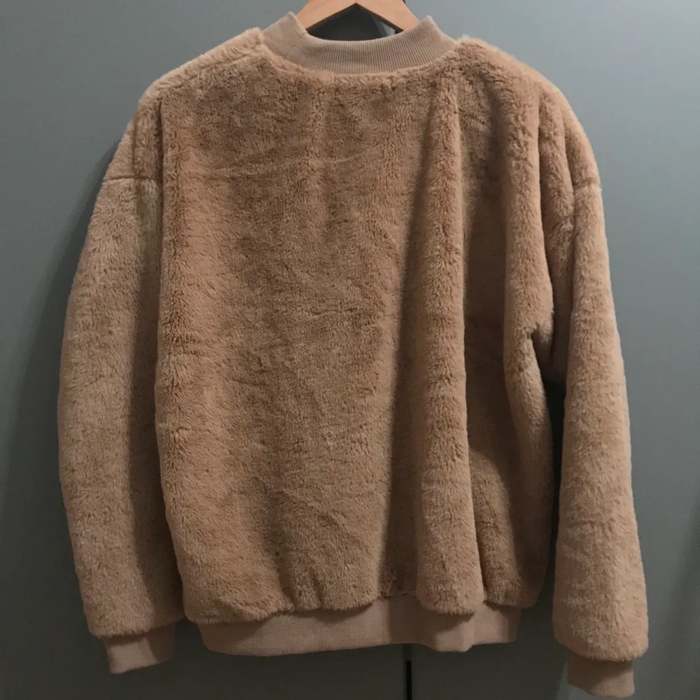Jääättemysig och fin sweatshirt i pälstyg. Köpte den i Japan men har aldrig haft på mig den ✨ finns ingen storlek men är ungefär som en tröja i S på mig. Hoodies.