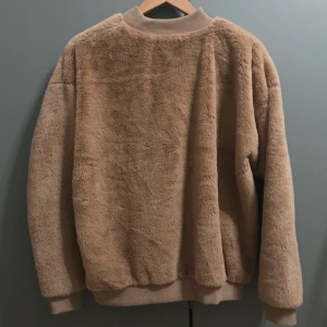 Mjuk sweatshirt gos - Jääättemysig och fin sweatshirt i pälstyg. Köpte den i Japan men har aldrig haft på mig den ✨ finns ingen storlek men är ungefär som en tröja i S på mig