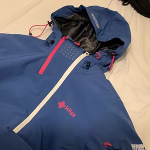 Skidjacka - Skidjacka från kilpi med många funktioner, skitsnygg färg och många fina detaljer. Jackan är knappt använd och nypriset ligger runt 2000. Frakt är inräknad och priset går självklart att diskutera!