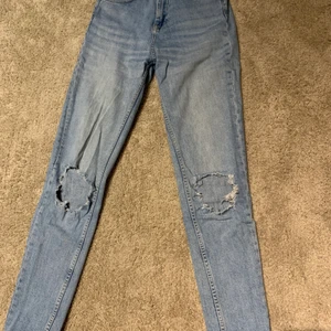 mom jeans ginatricot - slitna mom jeans från ginatricot. passar xs-s