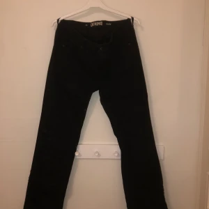 Bootcutbyxor - Svart jeans bootcutmodell, perfekt längd för dig som är 168cm lång! Strl 40. Riktigt sköna och tjockt material och bra färgkvalite. Säljer för 99kr, du står för frakten🥰