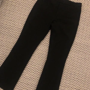 Kostymbyxor  - Ett par supersköna och stilrena svarta kostymbrallor, bra skick bortsett från det som visas på sista bilden. Buda!! ☺️