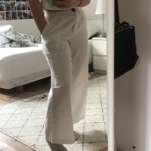 linnebyxor - säljer nu min favorit linnebyxor då dem tyvärr blivit försmå ;( från asos petite i storlek 30, men skulle säga att de passar 32-34 bäst. perfekta nu till sommaren/våren! jag är lite över 155 cm lång och de går precis ner till fötterna/över skorna på mig. jättebra kvalité och inga slitage, lite genomskinliga därbak men det märks inte med hudfärgade/ljusa underkläder☺️  frakt tillkommer💗