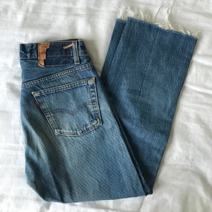 Levi’s Jeans cropped stl 26  - As snygga Levi’s jeans köpta second hand för några hundralappar, avklippta från början så skulle säga att dom är runt 26/28 i stl. Har tyvärr ingen bild hur dom sitter på pga att dom nu blivit för små på mig men rak passform! Bra skick och as najs passform! Säljer för 200 kr exklusive frakt 📦 